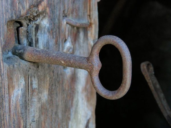 Pourquoi les clés restent-elles coincées dans la serrure de porte ?